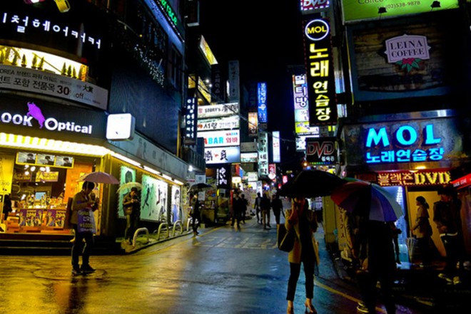 Sau khi làm việc, người Hàn Quốc có thể đi ra ngoài, ăn uống cho tới nửa đêm, nhưng về nhà sau đó lại là điều không bình thường. 
