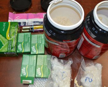 Tuyệt đối không cầm hộ đồ ở sân bay để tránh vô tình vận chuyển ma túy